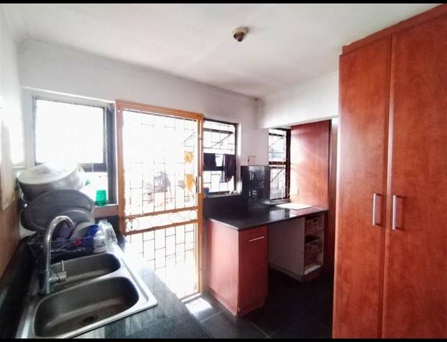 4 BEDROOM HOUSE FOR SALE IN NEWLANDS EAST